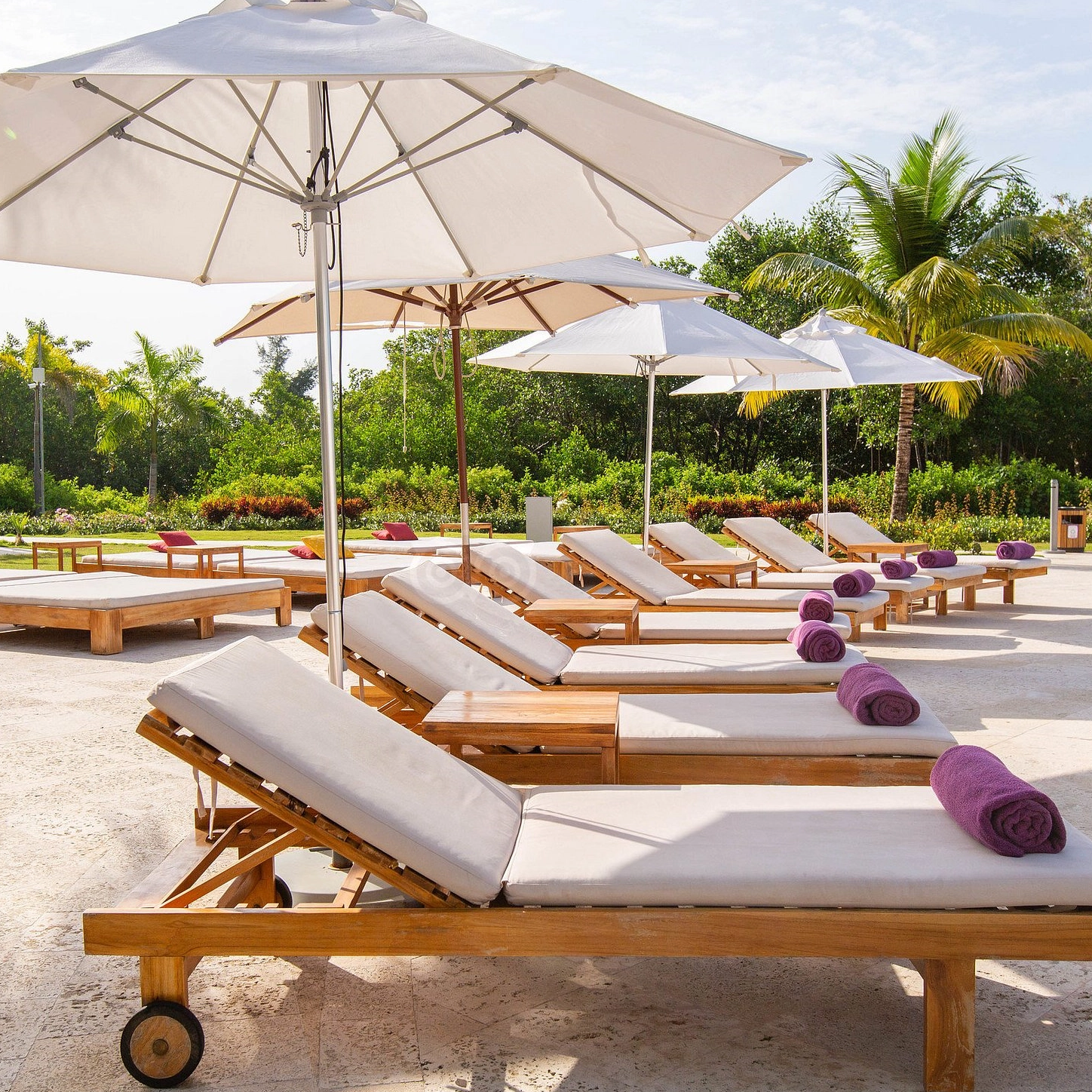  Outdoor Sunbeds for Pool And Beach Relaxation